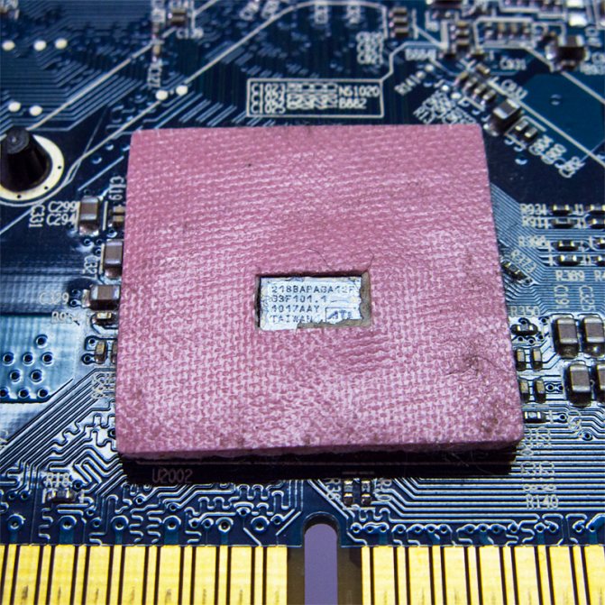 Обратная сторона Radeon HD 3450, розовый квадрат